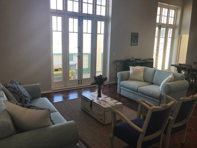 Upscale Beachfront Surfer’s Pad on Surfer’s Corner gallery image 2