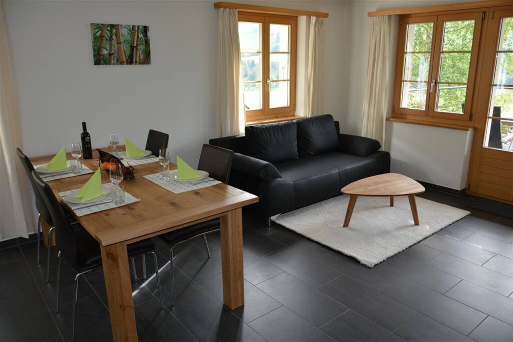 gemütliches Wohnzimmer mit Ledersofa