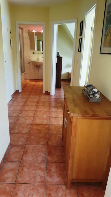Flur mit Blick zu Küche, Schlafzimmer und Bad