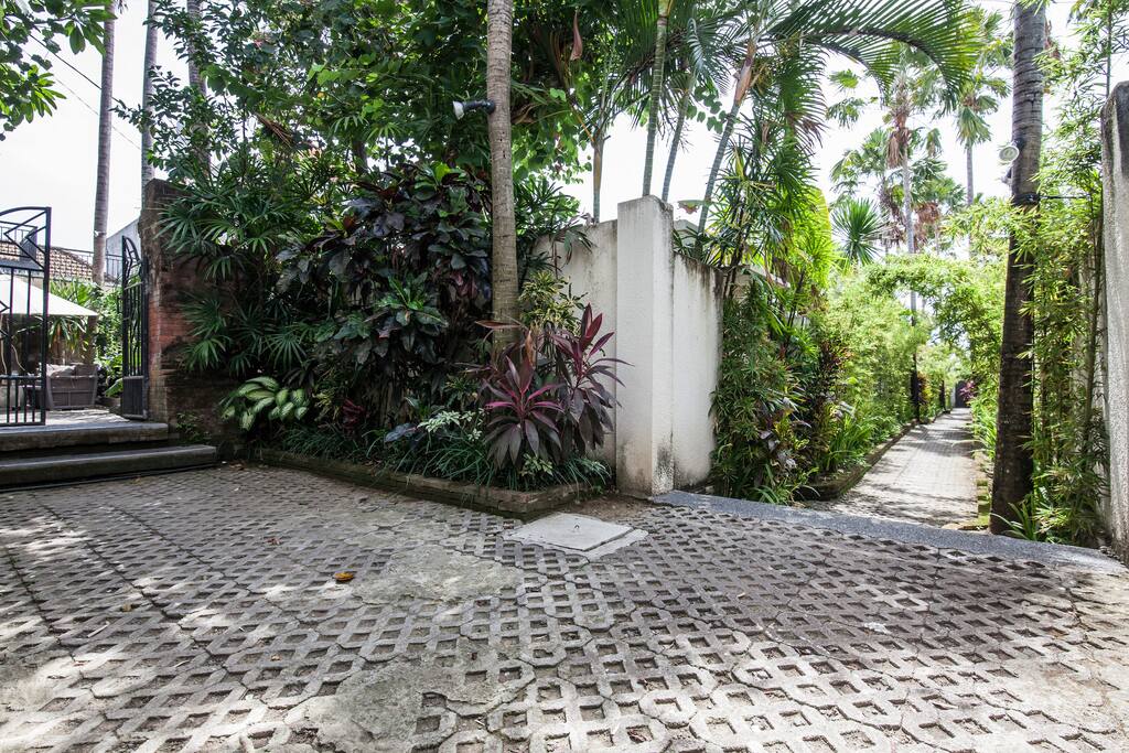 "Great host, lovely staff, enjoyable villa. Thank you!" - Herman, *****