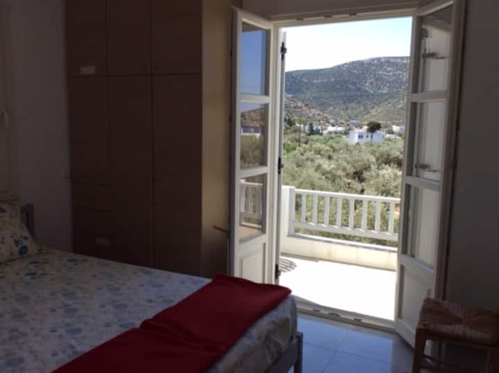 ห้องนอนพร้อมเตียงควีนไซส์