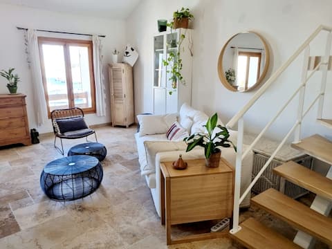Top performing Airbnb: Sea-view flat, everything walking distance in La Ciotat