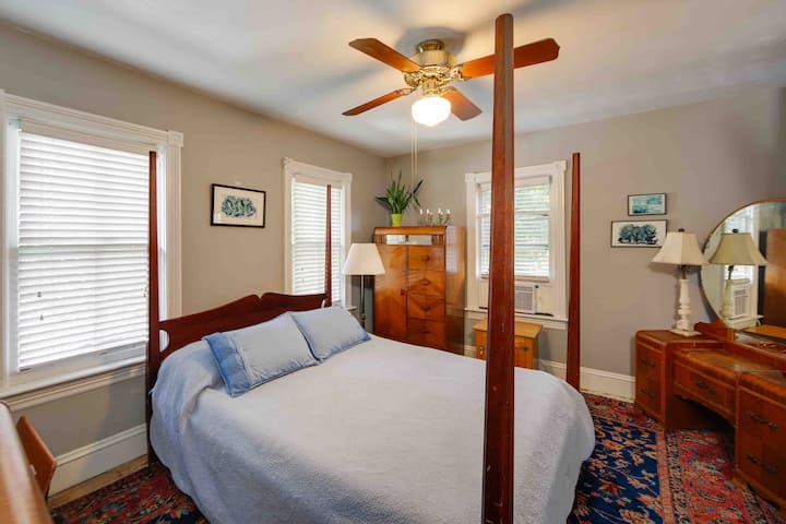 Of het nu zakelijk of plezier is, dit queen size bed zorgt voor een goede nachtrust.