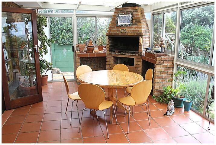 Large family home with lovable cat gallery image 4