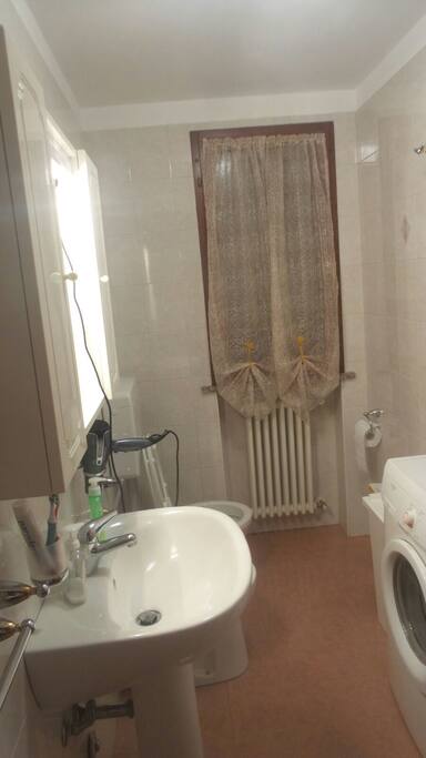 Il bagno con box doccia