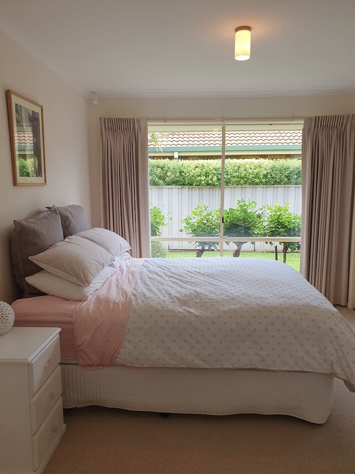 Მთავარი საძინებელი - საწოლი 152 × 203 სმ