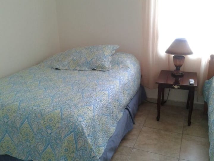 בחדר השינה השני יש מיטה זוגית אחת מלאה.