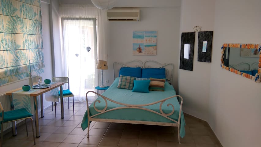 Sunny Studio 100m from the beach!!! (Seashell)