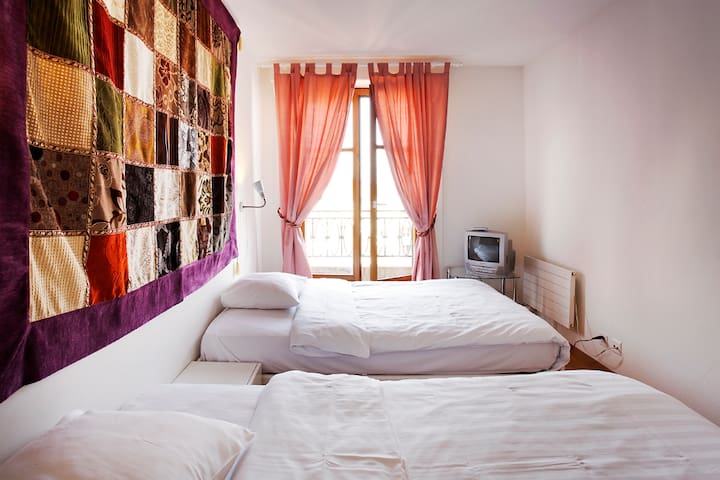 Geneva Center, 3 bedroom 2 bath apt, Full AC gallery image 3