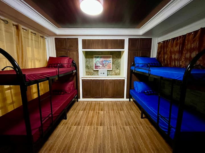 Vilë me 4 dhoma gjumi me kuzhinë të brendshme dhe të jashtme për arratisje familjare / miqsh.

2 orë nga Manila.
1 orë nga Klarku, Pampanga.

15 minuta nga Ayala Harbor Point Mall.
20 minuta nga Subic Bay Beach Resorts.
5 minuta nga kursi i golfit