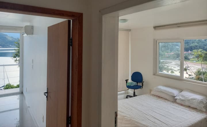 Chumba cha 2 upande wa kushoto na Suite 1 - master - upande wa kulia