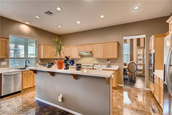 Well appointed crowd, pleaser! gallery image 4