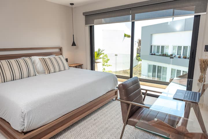 Primera cama tamaño king del dormitorio con balcón/recamara principal con balcón