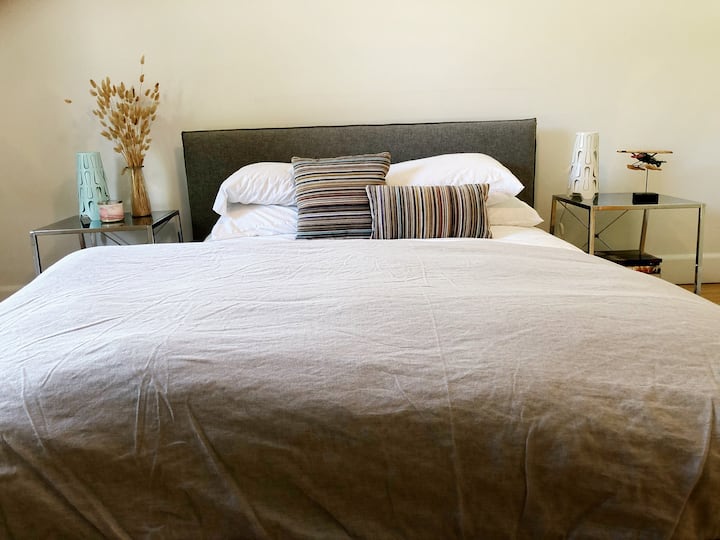 Dormitorio de invitados #2 con cama tamaño queen, televisión y armario.