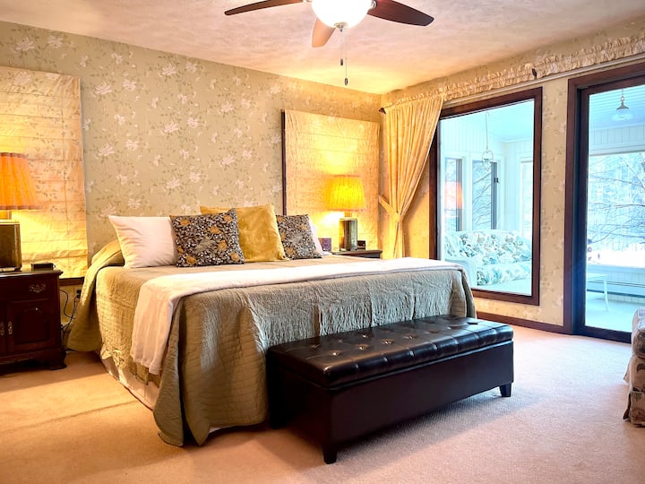 Dormitorio principal superior con cama tamaño king. 