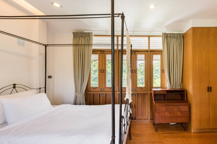 Charming Family Villa by the Canal in Bangkok gallery image 2