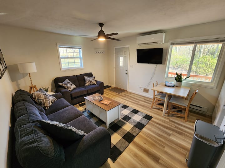 استرخ واسترخ بعد نزهة أو تسوق أو ركوب القوارب في غرفة المعيشة المريحة لدينا كاملة مع واي فاي وتلفزيون وألعاب للأصدقاء والعائلة! 