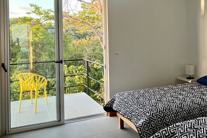 فناء جميل بغرفة النوم الثانية مع إطلالة على الغابة 