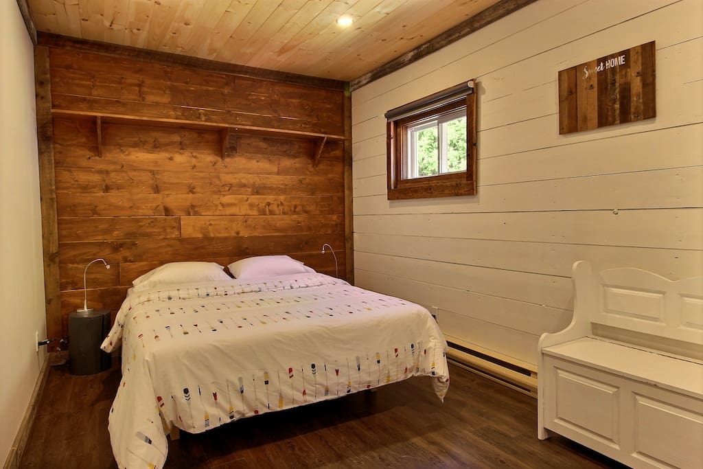 Chambre des maîtres avec lit queen et espace jusqu'à 2 parcs pour enfants
