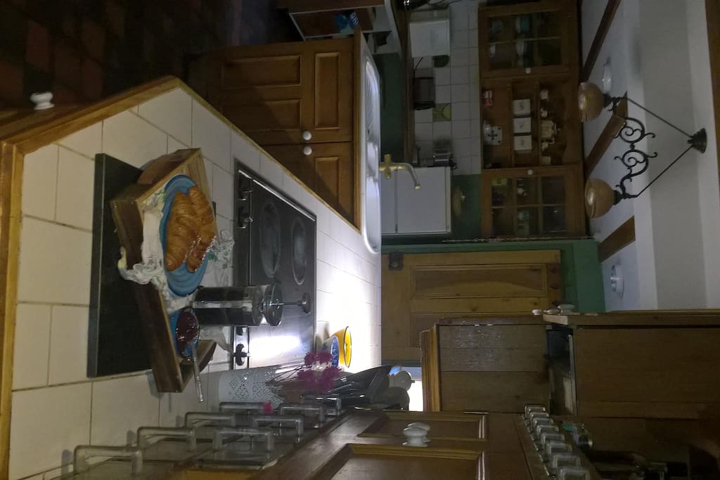 A large breakfast kitchen,you welcome to use.