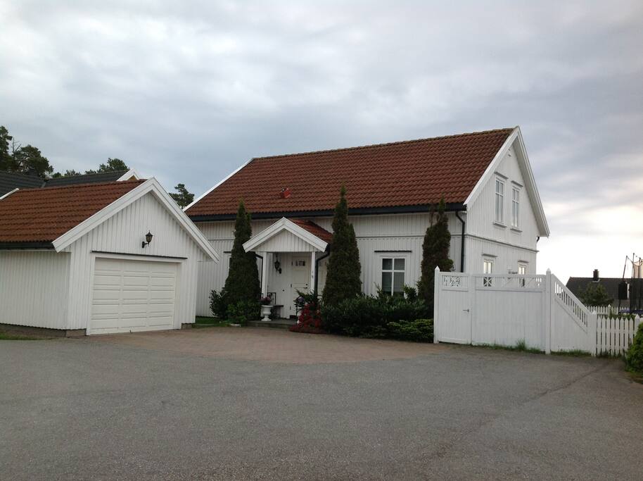 Fasade med gode parkeringsmuligheter