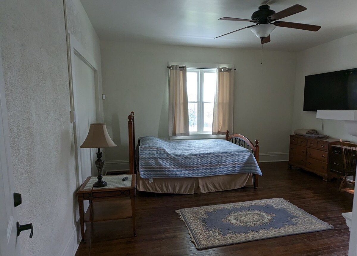 Tunaweka televisheni ya Roku yenye urefu wa inchi 65 kwenye ukuta wa chumba cha kulala.