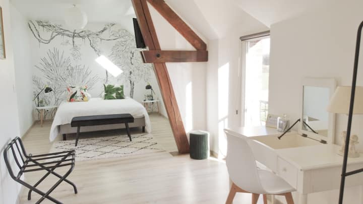 Chambre Jardin
1 grand lit Queen Size 160x200cm
1 SDB avec douche, wc, sèche-cheveux 

》Possibilité d'installer bébé dans son lit parapluie
- nous n'en disposons pas
- vous trouverez une chaise haute + bac pour le bain
