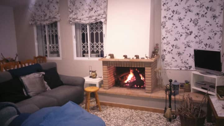 Salón con chimenea confort y paz