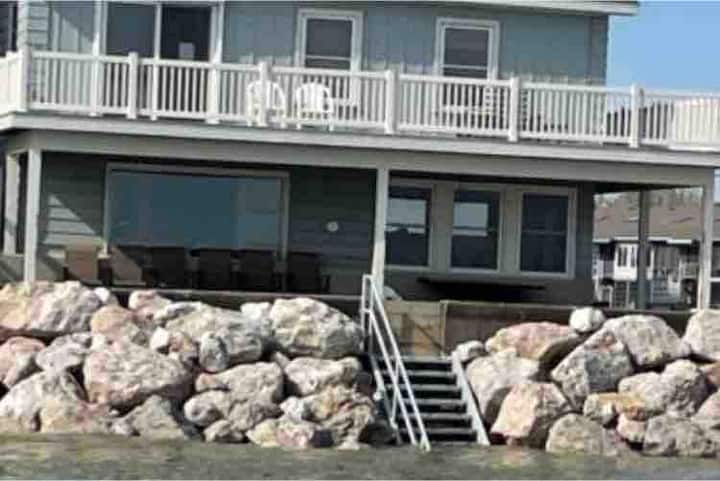 LAKE ERIE LAKE FRONT HOME 4 BDRMS BEAUTIFUL VIEWS!