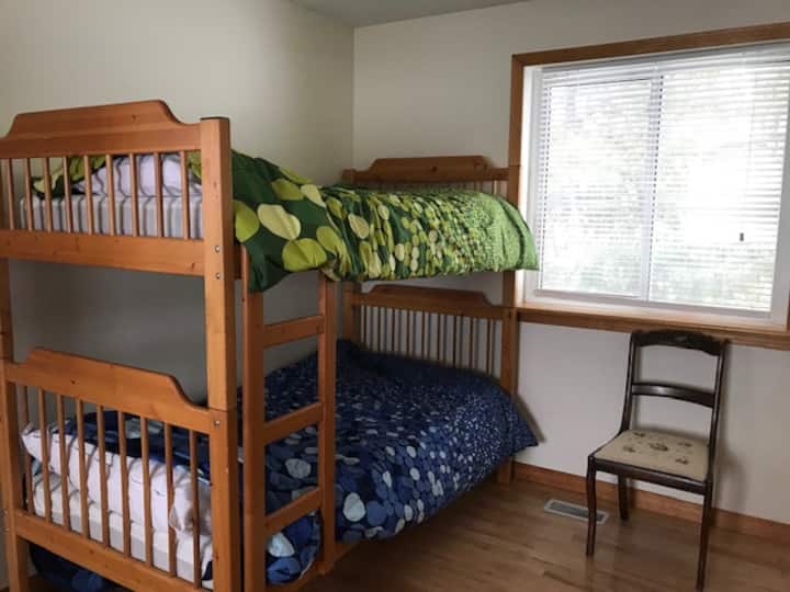 Camas literas en el dormitorio 2 junto con cama doble.