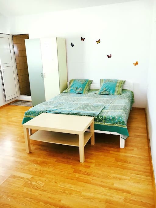 Dormitor pentru 3 persoane, cu balcon.