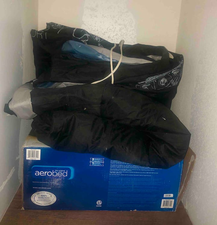 Un aerodeslizador tamaño queen (y ropa de cama) se encuentran en el segundo dormitorio. 