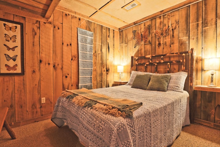 Bedroom 1 with queen size bed