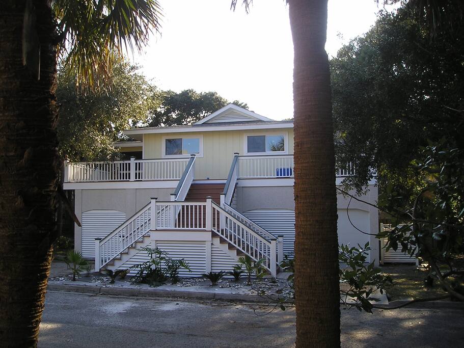 BEST LOCATION ON ISLAND - half a block from beach, pools, tennis, food court and shops