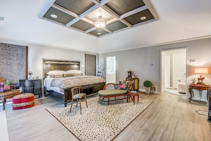 חדר השינה הראשי הוא חדר גדול עם מיטת קינג סייז, טלוויזיה ו - Wi - Fi מהיר, תיק ספרים שיכול לשמש כאזור משרדי קטן לברז ולמחשב אישי קטן. האווירה נעימה ושלווה.