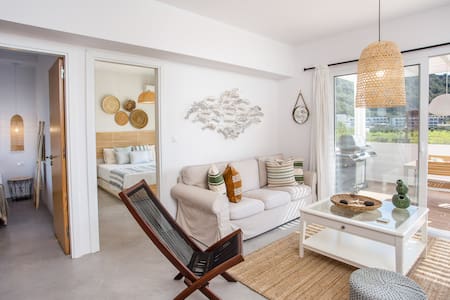 Euphoria Luxury Apartment with Jacuzzi & Barbecue!