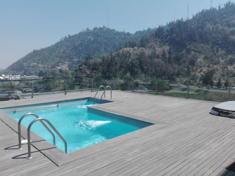 Piscina y Jacuzzi en azotea con vista inmejorable al Cerro San Cristóbal