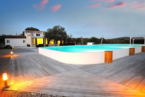 Villa Mojito with big pool, sea front by WiiBuk