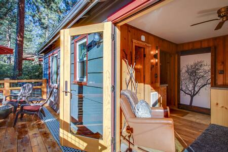 Vintage cabin w/ deck, BBQ, shared hot tub - close to skiing - walk to the beach