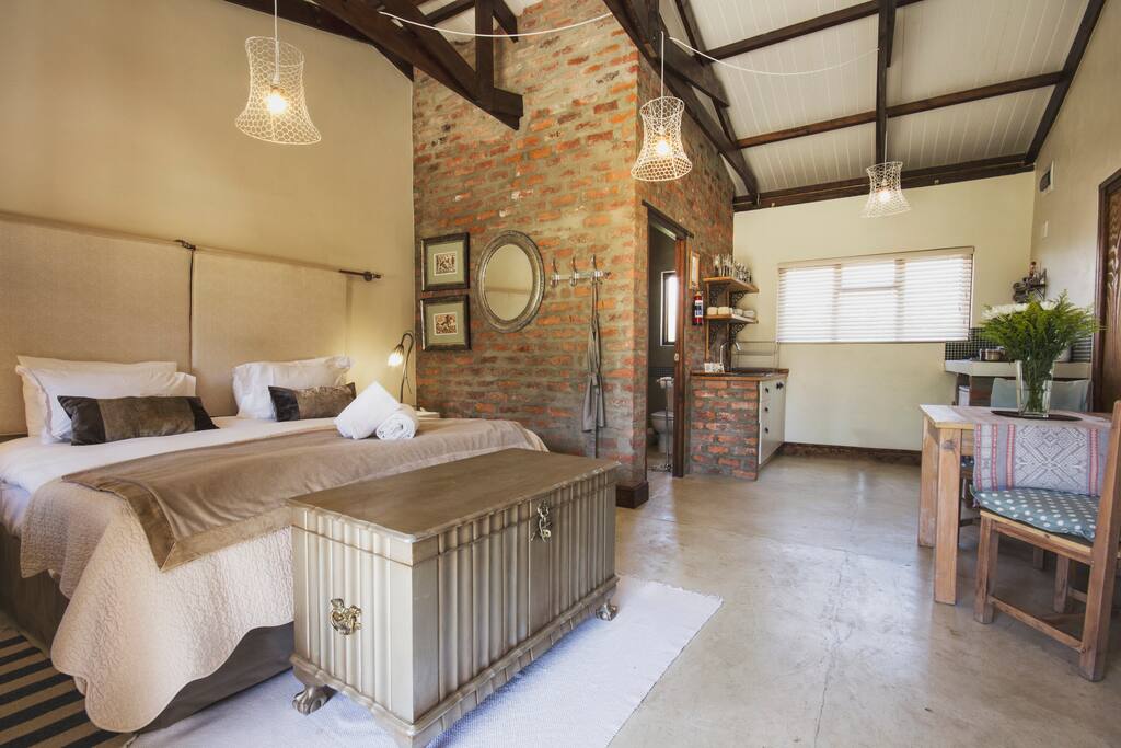 Kitchen in the room, dining area inside and outside (luxury room 4)