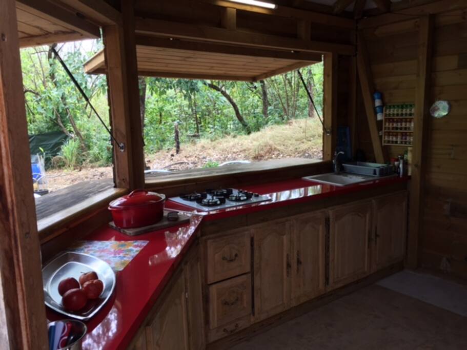 Cuisine spatieuse, un coté cuisine, un coté bar