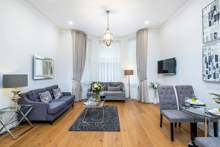 Luxury deluxe 2 bed 2 bath in heart of Kensington.