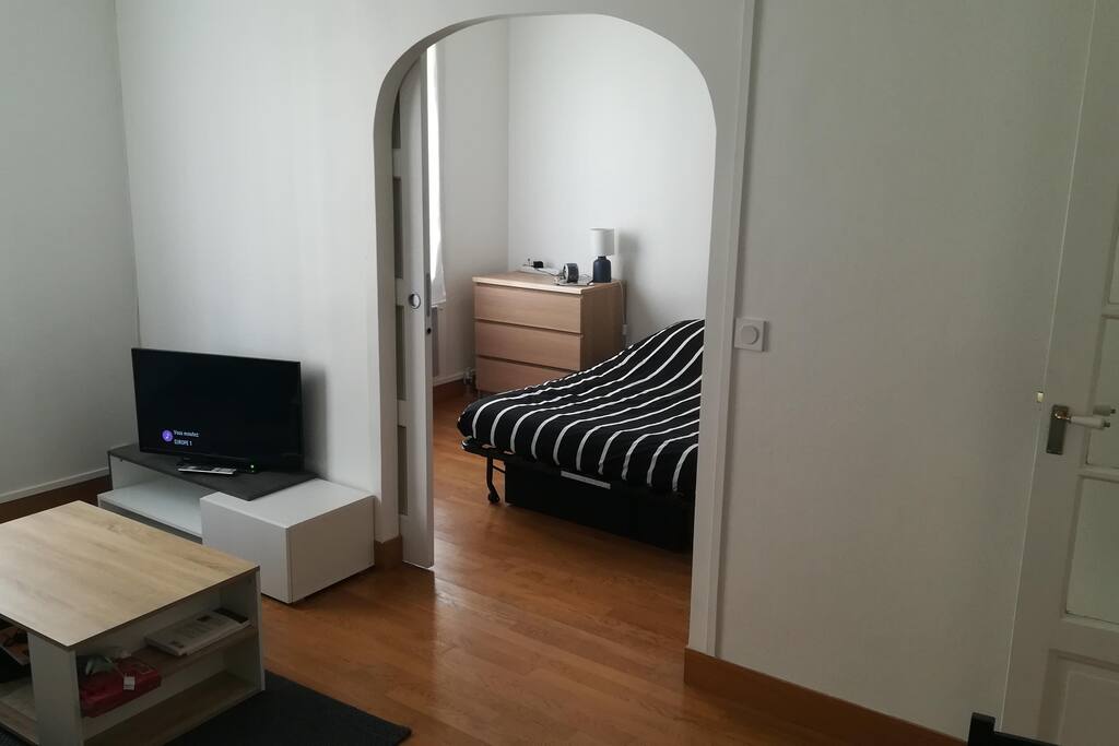 et avec la porte ouverte sur la chambre