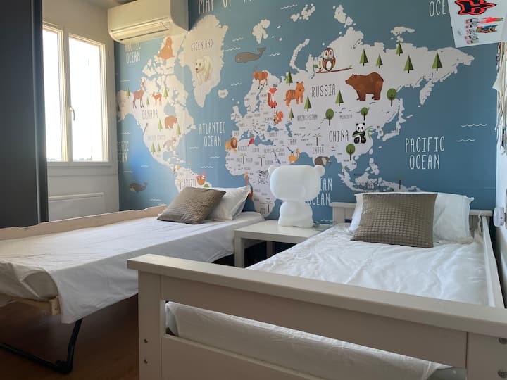 חדר שינה 2 - קומה - 2 מיטות 90x190 שיכולות ליצור מיטה אחת 180x190 - נוף לבריכה