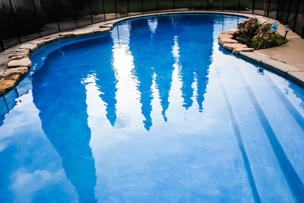 Large heated pool. Works well during the season from 2.5 ft upto 8 ft