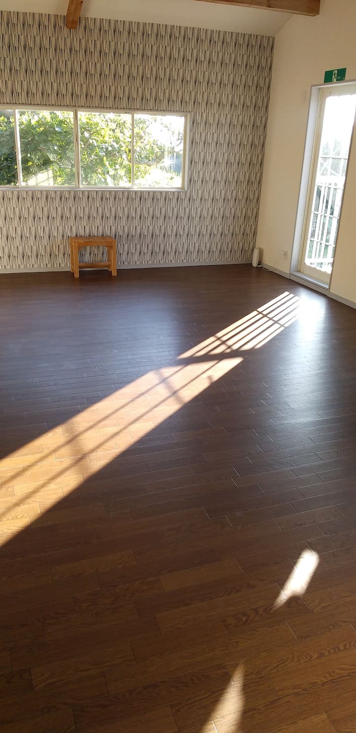 يمكن استخدام الطابق الثاني من قبل 10 أشخاص في الطابق الثاني.(يوجد حوالي 15 حصيرة تاتامي)