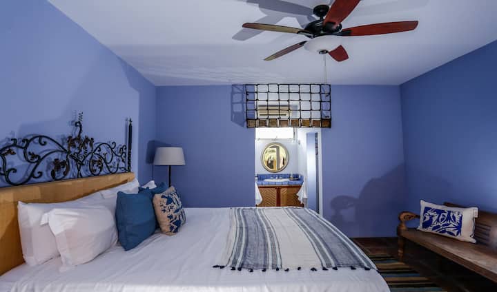 "ห้องสีฟ้า" ห้องน้ำในตัวทีวีและตู้เสื้อผ้า