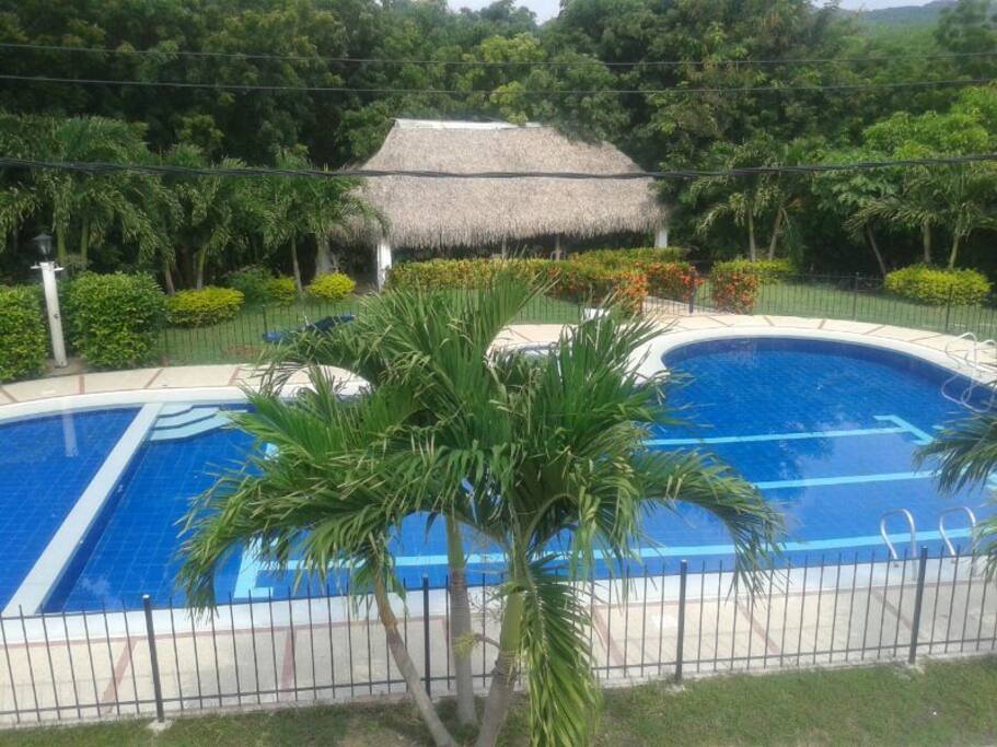 piscina adultos, piscina niños y jacuzzi