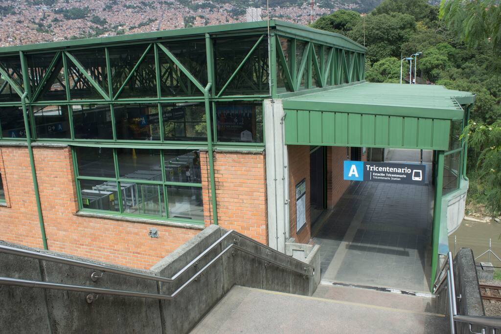 a 50 mts estacion del metro