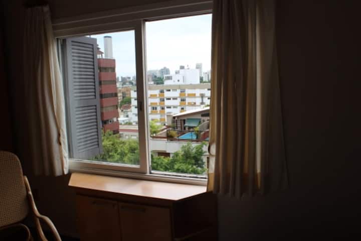 Pogled iz sobe na ulicu, istočna strana, ako vidite izlazak sunca.